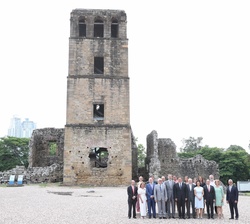 Su Majestad el Rey ante la Torre de la Catedral, junto a las autoridades que le acompañaron por su recorrido por Panamá Viejo